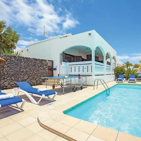 Playa Blanca Sleeps 6 Air Con Wifi Vila